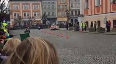 Wideo: Wyścig quada z samochodem rajdowym na leszczyńskim Rynku